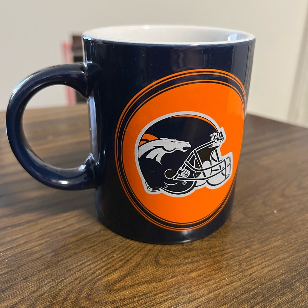 ONE BRAND NEW OFFICIALLY LICENSED NFL DENVER BRONCOS COFFEE CUP/MUG CTM6